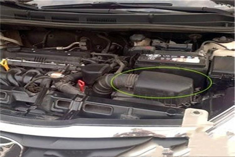 进气管入口的位置,应设在尘土较少、不进雨或雪、温度低、无热气及废气的部位,并具有相应措施 进气管入口的位置,应设在尘土较少、不进雨或雪、温度低、无热气及废气的部位,并具有相应措施