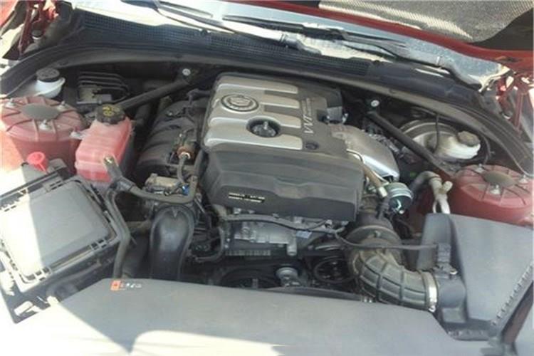 打开发动机舱盖,将完美电竞·(中国)竞技平台盒盖朝前掀起,取出空气滤芯,轻轻拍打滤芯端面 打开发动机舱盖,将完美电竞·(中国)竞技平台盒盖朝前掀起,取出空气滤芯,轻轻拍打滤芯端面