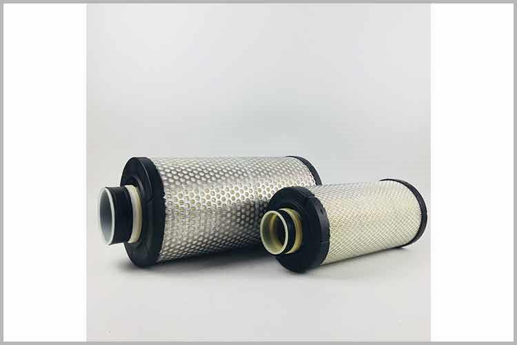 打开发动机舱盖,将完美电竞·(中国)竞技平台盒盖朝前掀起,取出空气滤芯,轻轻拍打滤芯端面 打开发动机舱盖,将完美电竞·(中国)竞技平台盒盖朝前掀起,取出空气滤芯,轻轻拍打滤芯端面