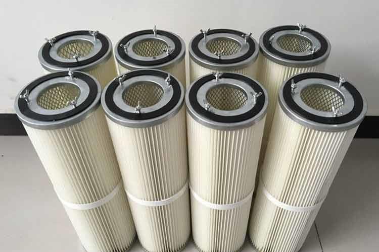 拆卸时,先将袋笼取出,然后将布袋上口的弹簧圈捏成凹形,向上拉出布袋,安装新布袋前,应将花板孔上的粉尘清理干净 拆卸时,先将袋笼取出,然后将布袋上口的弹簧圈捏成凹形,向上拉出布袋,安装新布袋前,应将花板孔上的粉尘清理干净